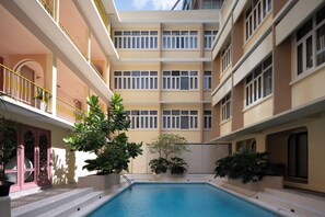 Una piscina al aire libre