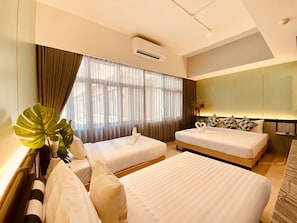 In-room safe, blackout curtains, free WiFi, bed sheets - Miami Hotel (Bangkok)