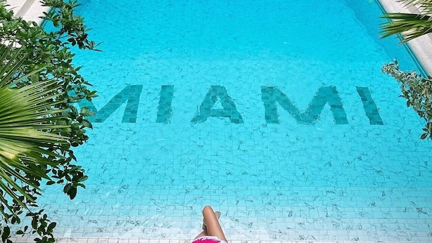 Una piscina con la palabra "MIAMI" formada en el agua.