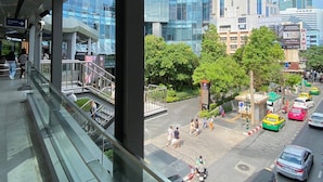 Un edificio moderno con fachada de vidrio y una pasarela peatonal.