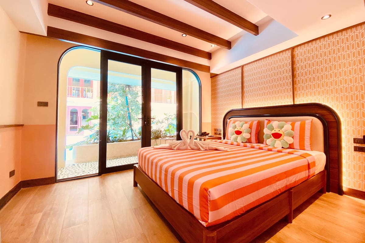 Deluxe Pool Access Room | 1 bedroom, in-room safe, blackout curtains, free WiFi