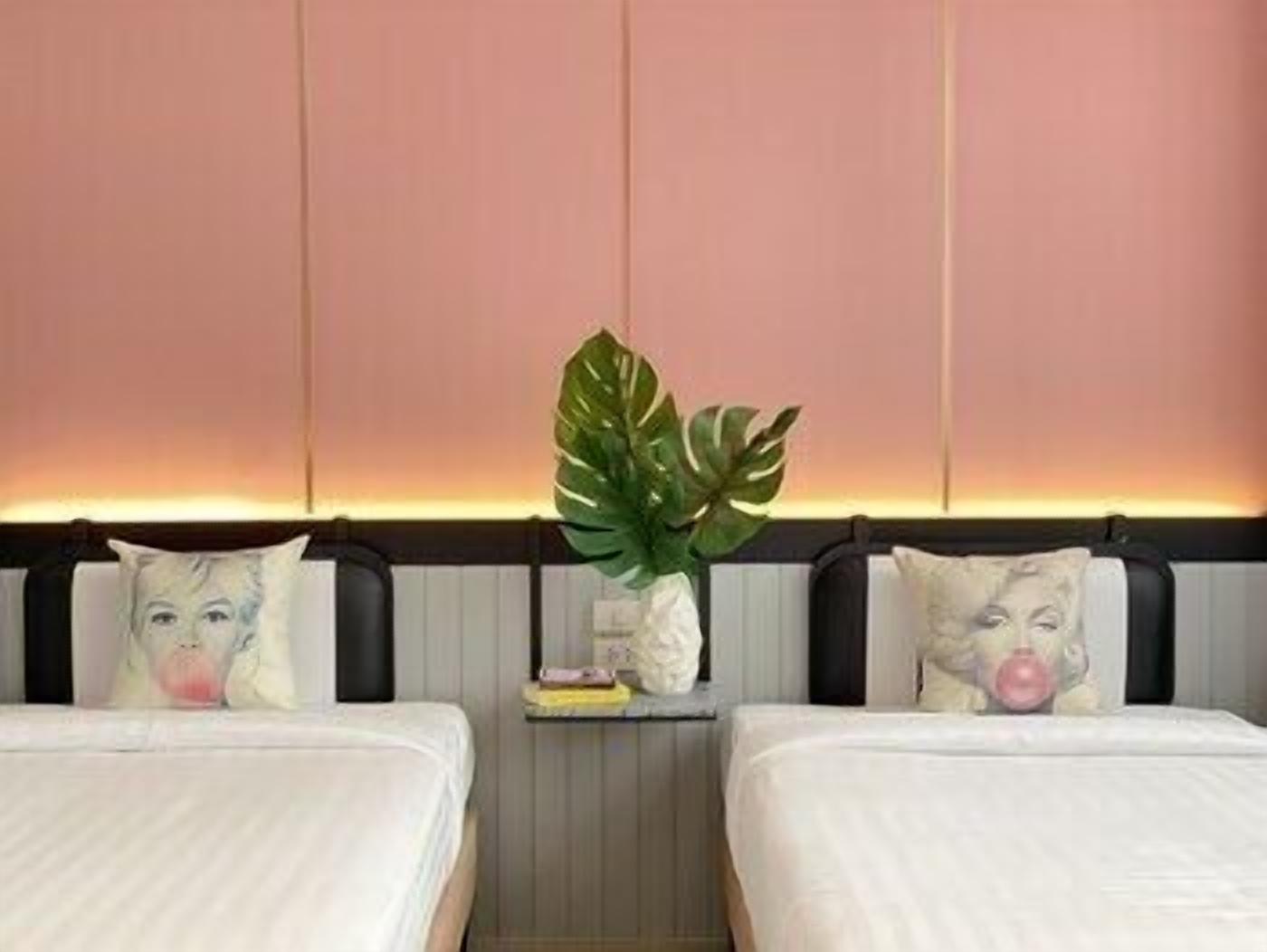 セーフティボックス (室内)、遮光カーテン、WiFi (無料)、ベッドシーツ