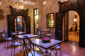 Petit déjeuner et déjeuner servis sur place, restauration en plein air