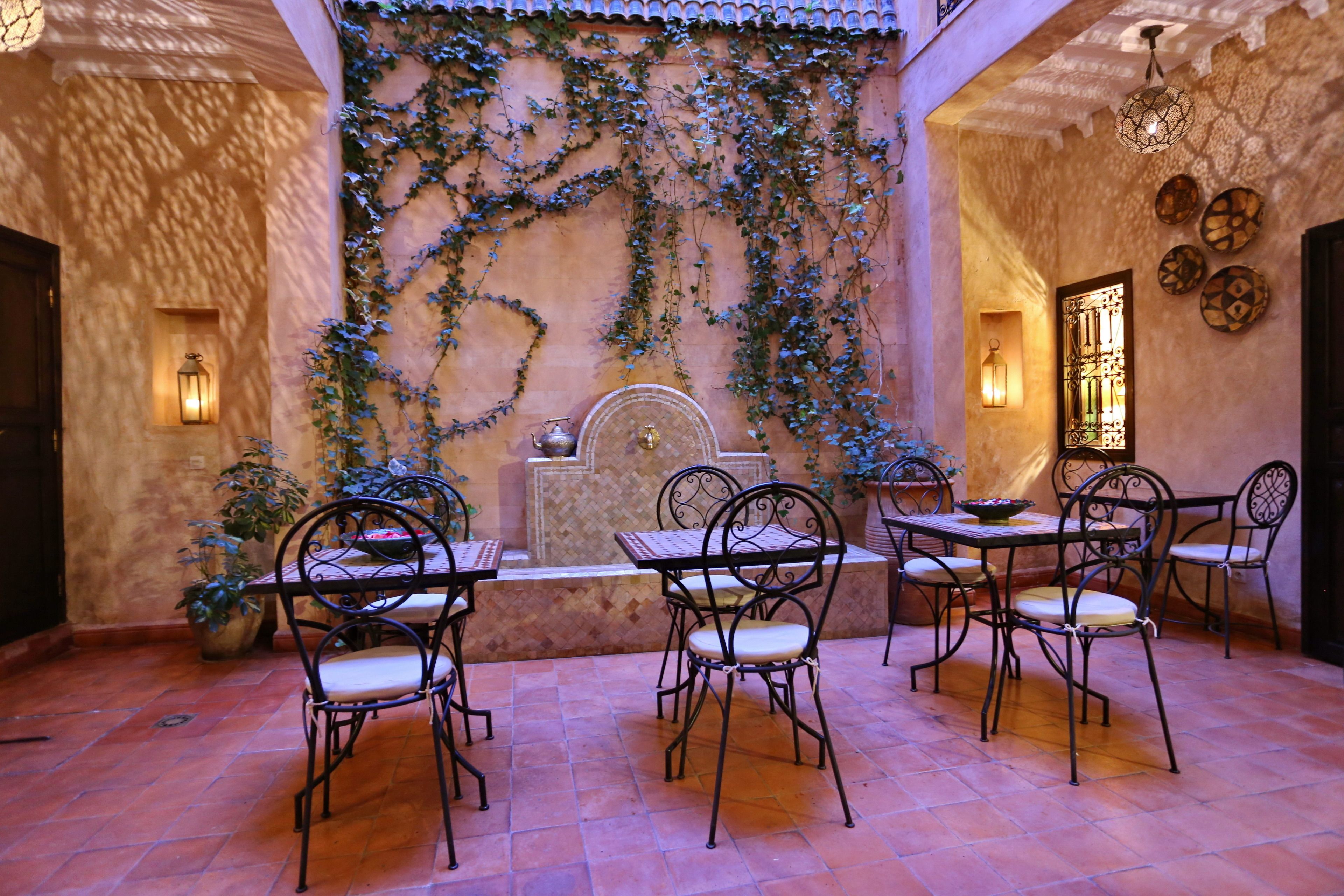 供應早餐、午餐、晚餐；摩洛哥菜；室外用餐