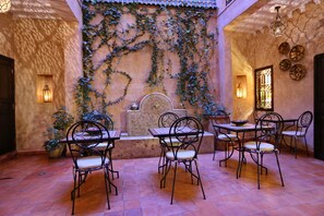 Petit déjeuner et déjeuner servis sur place, restauration en plein air