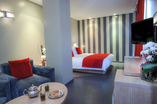 トリ��プルルーム | リビングルーム | 32 インチのプラズマテレビ (衛星放送視聴可)、テレビ