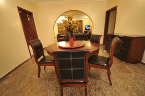 Repas dans la chambre