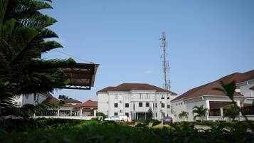 Vista frontal de la propiedad