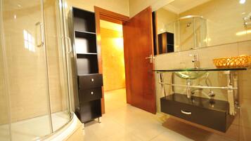 Combined shower/bathtub, free toiletries, hair dryer, bathrobes