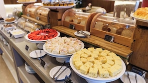Free daily continental breakfast  - Saint Moritz Hplus Express (Brasília)