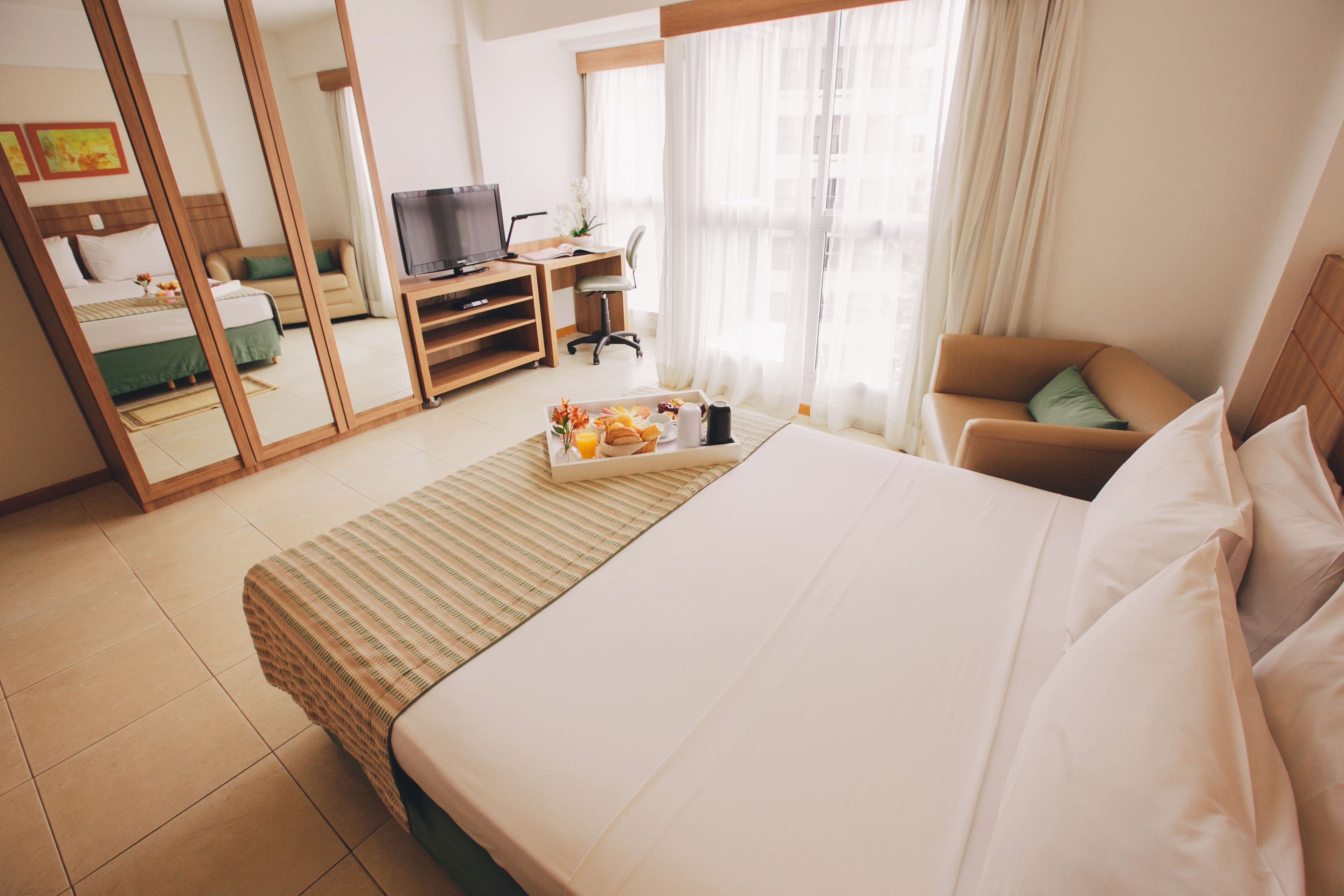 Safe på rommet, skrivebord, blendingsgardiner og strykejern/-brett