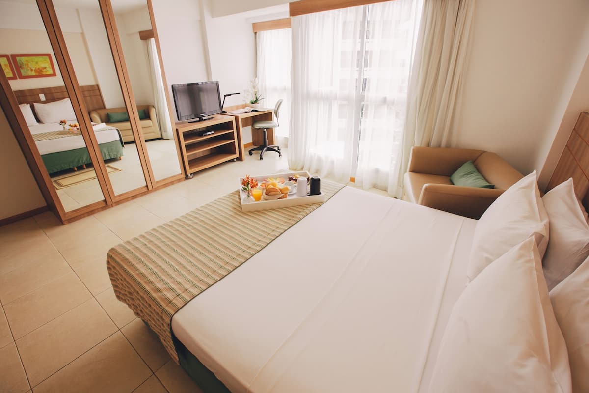 Caja de seguridad en la habitación, escritorio y cortinas blackout