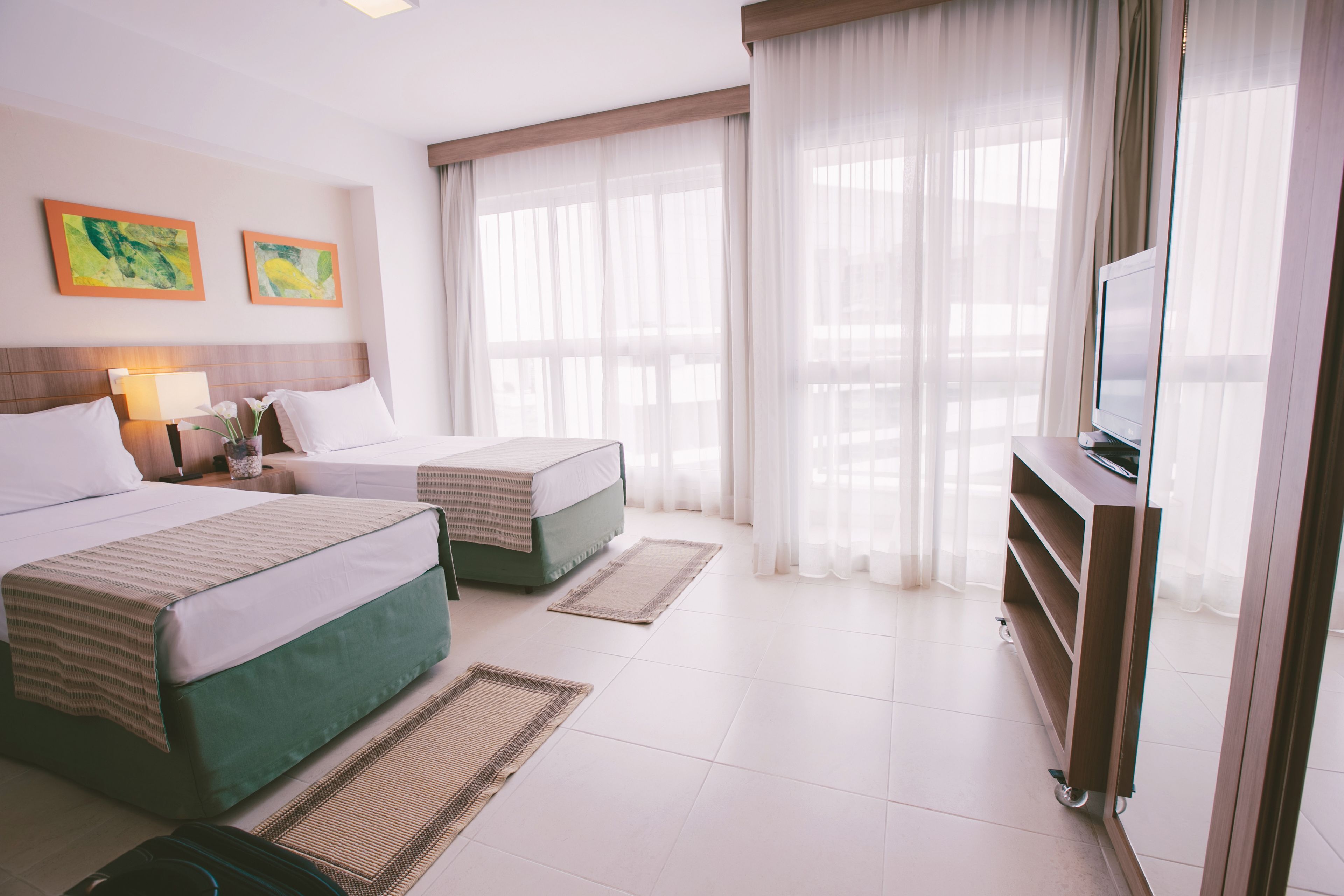 Safe på rommet, skrivebord, blendingsgardiner og strykejern/-brett