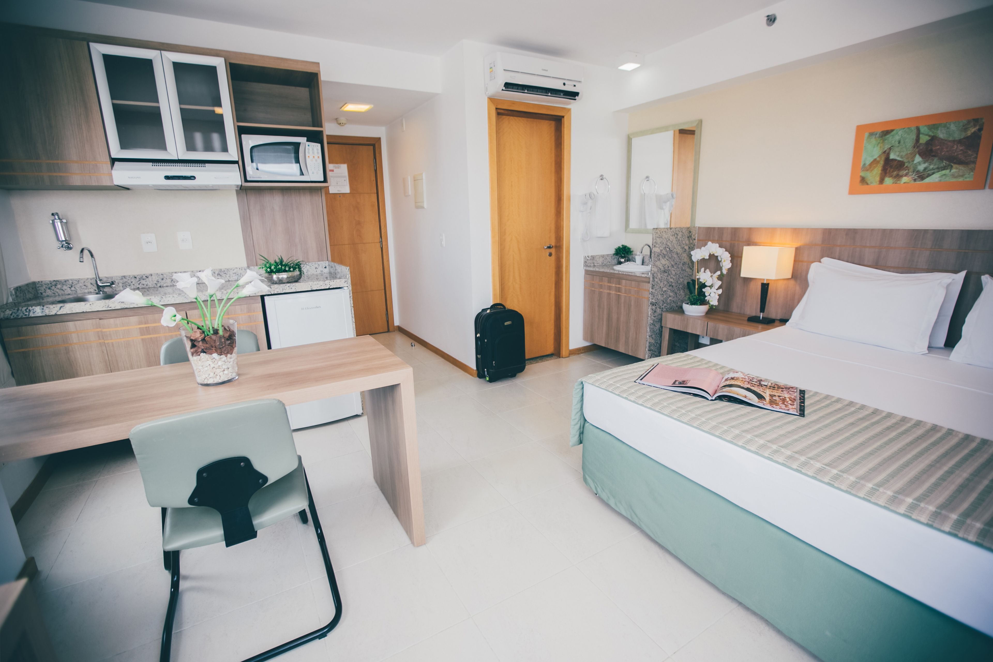 Safe på rommet, skrivebord, blendingsgardiner og strykejern/-brett