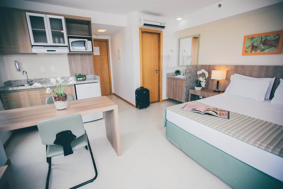 Caja de seguridad en la habitación, escritorio y cortinas blackout