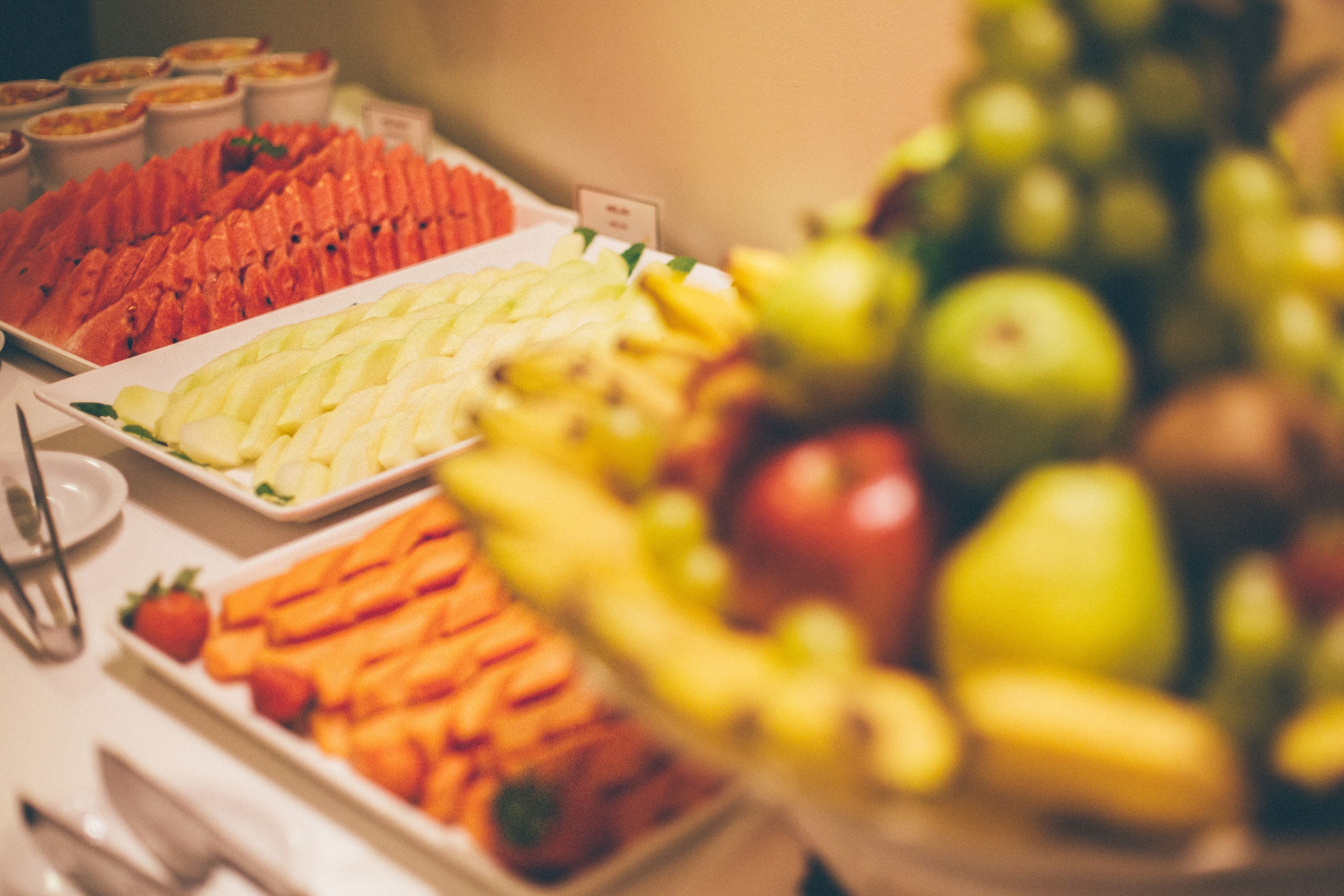 Un buffet proposant une variété de fruits et de légumes.
