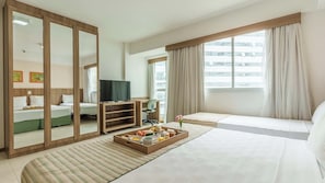 Quarto triplo tradicional | Cofres nos quartos, escrivaninha, cortinas blackout