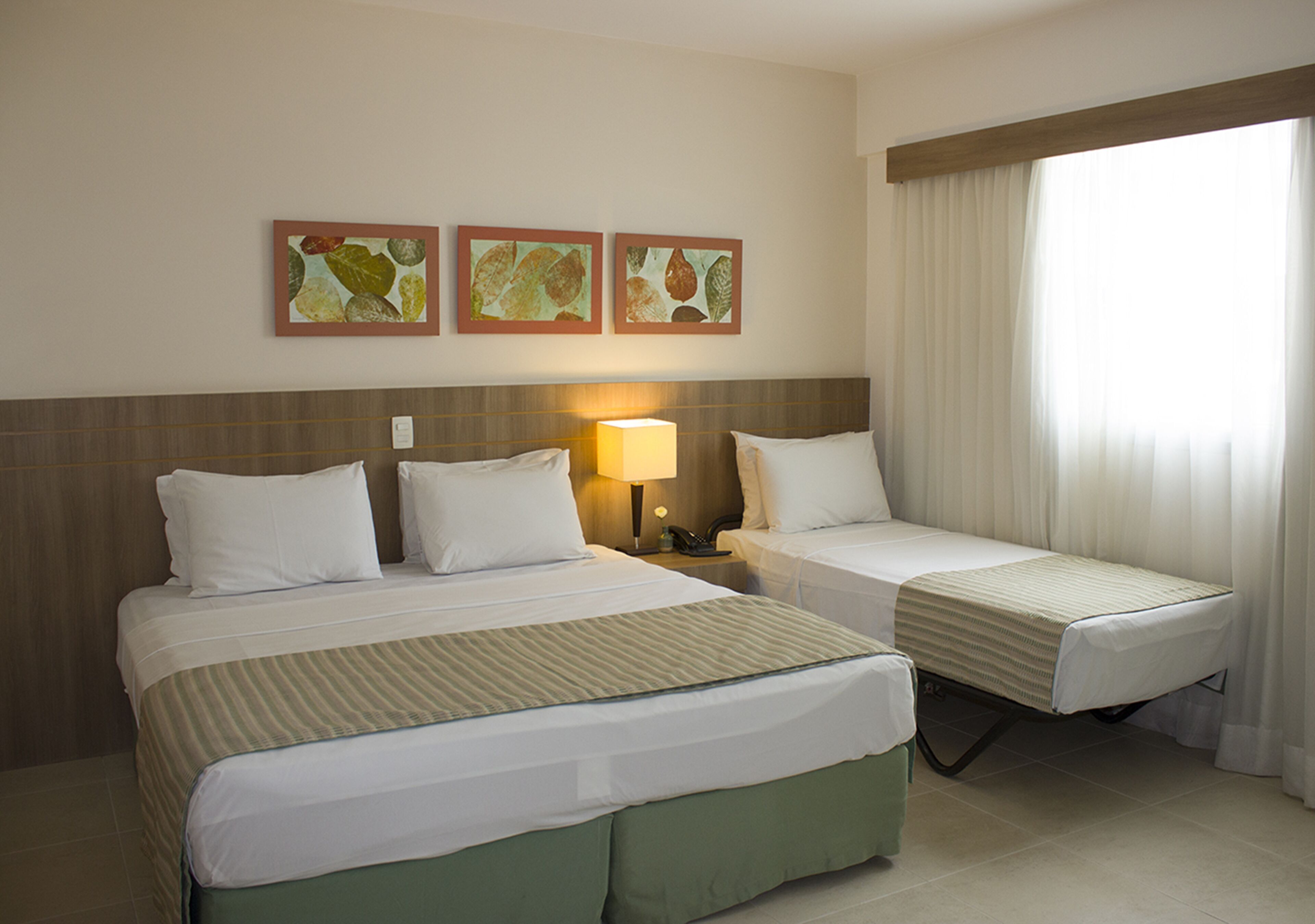 Safe på rommet, skrivebord, blendingsgardiner og strykejern/-brett