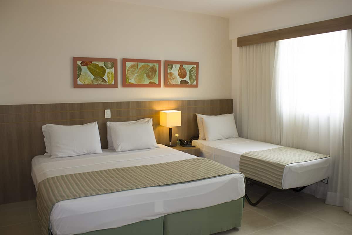 Caja de seguridad en la habitación, escritorio y cortinas blackout