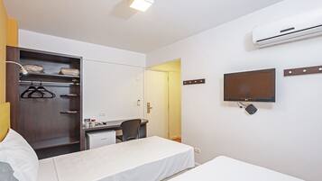 Standard Twin Room, 2 Twin Beds | Minibar, laptop workspace, blackout drapes, free WiFi