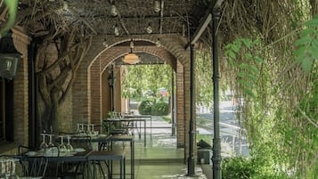 2 restaurantes; se sirve almuerzo y cena; cocina italiana
