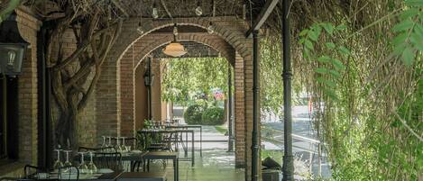 2 restaurants, lunch, dinner served; Italian cuisine