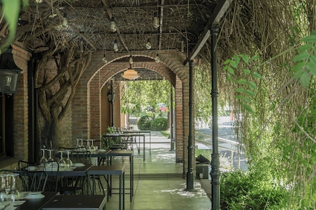 2 restaurants, lunch, dinner served; Italian cuisine. Marriott Hotel Buenos Aires Ezeiza Airport