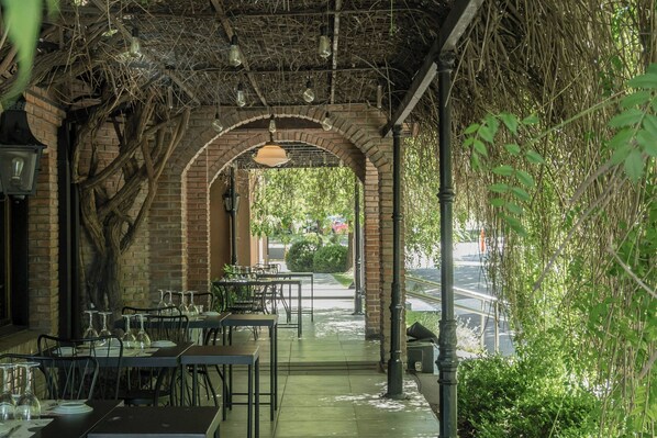 2 restaurantes, se sirven comidas, cenas y cocina italiana
