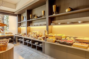 Desayuno buffet (USD 25 por persona)