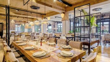 2 restaurants; lunch and dinner served