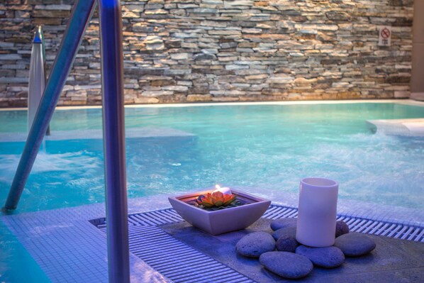 Couples treatment rooms, sauna, hot tub, steam room, massages