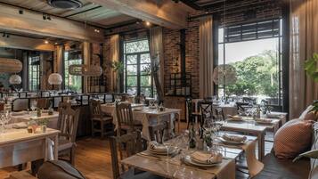 2 restaurantes; se sirve almuerzo y cena