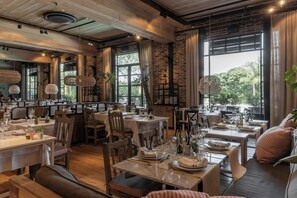 2 restaurants servant le déjeuner et le dîner