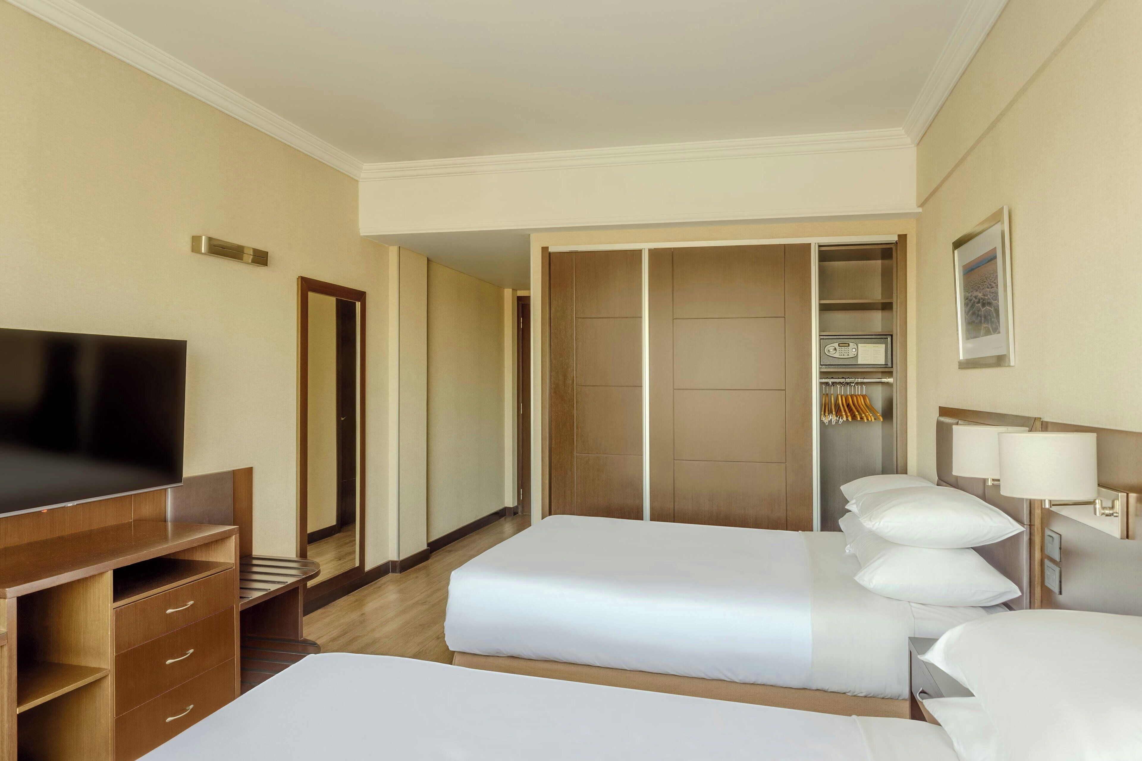 Habitación Deluxe, 2 camas Queen size | Ropa de cama de alta calidad, edredón, camas con pillow-top y minibar 