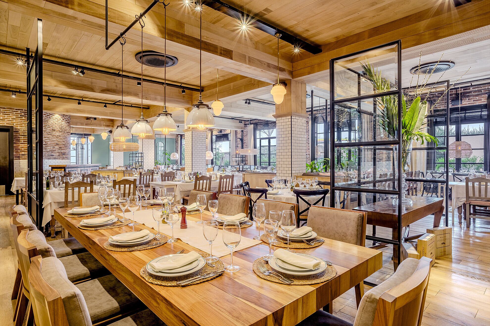 2 restaurantes; se sirve almuerzo y cena; cocina italiana