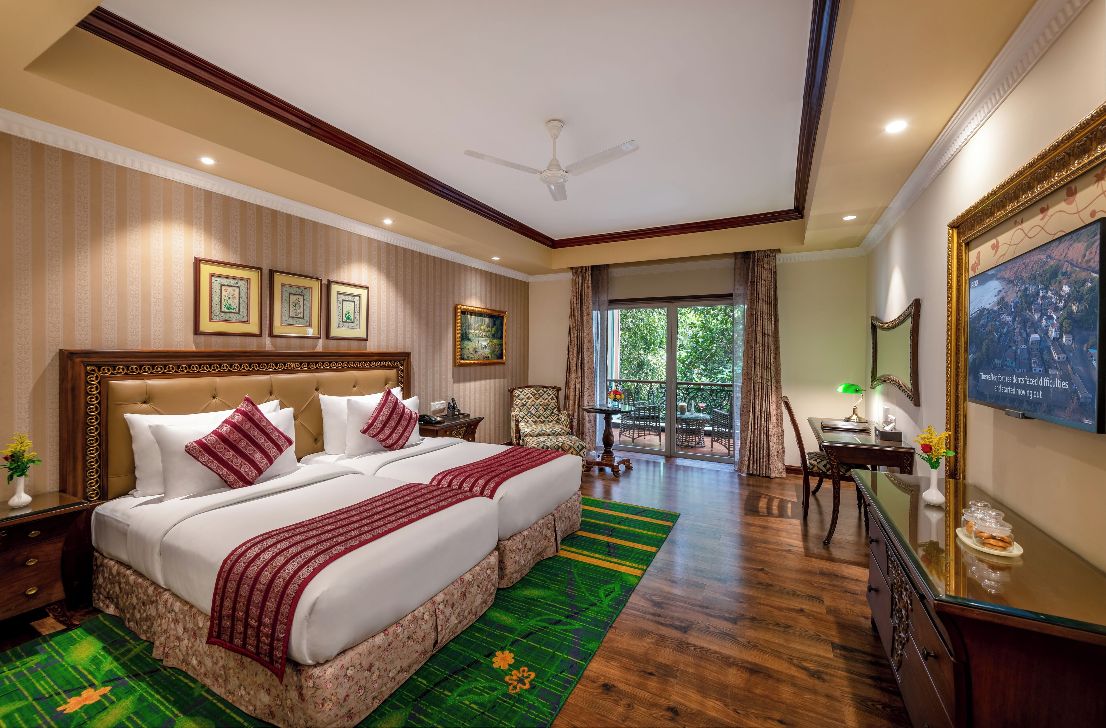 Minibarvarer (inkludert), safe på rommet og skrivebord