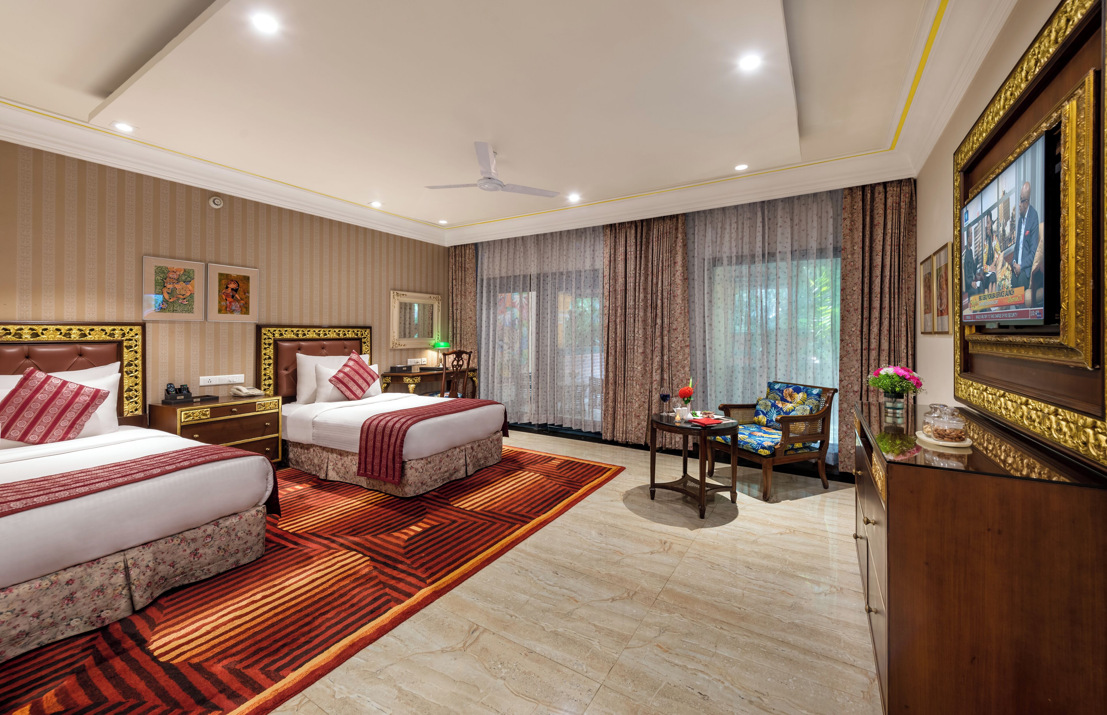 Minibarvarer (inkludert), safe på rommet og skrivebord