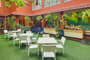 4 restaurants servant le petit déjeuner, spécialités Cuisine indienne