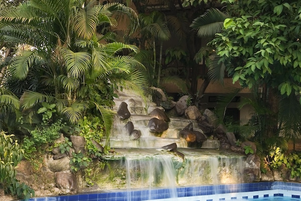 Una piscina al aire libre