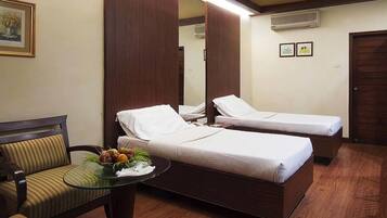Executive Room | Premium bedding, free minibar items, in-room safe