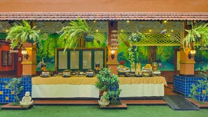 4 restoran; melayani sarapan, makan siang, dan makan malam