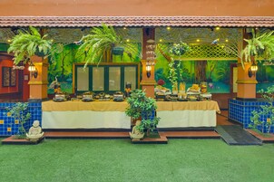 4 restaurantes; se sirve desayuno, almuerzo y cena; cocina india