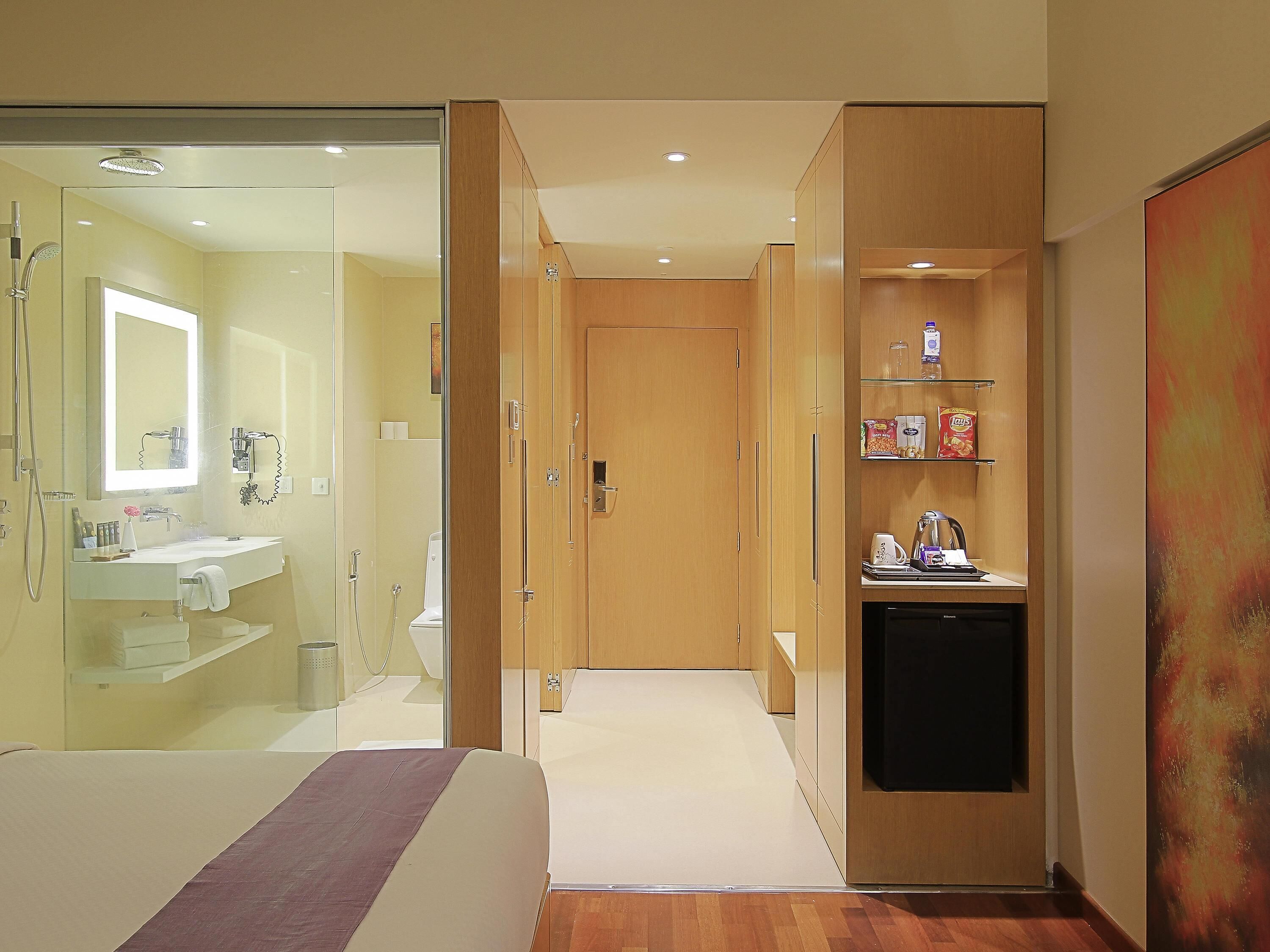 Ylelliset vuodevaatteet, untuvapeitot, minibaari, tallelokero huoneessa