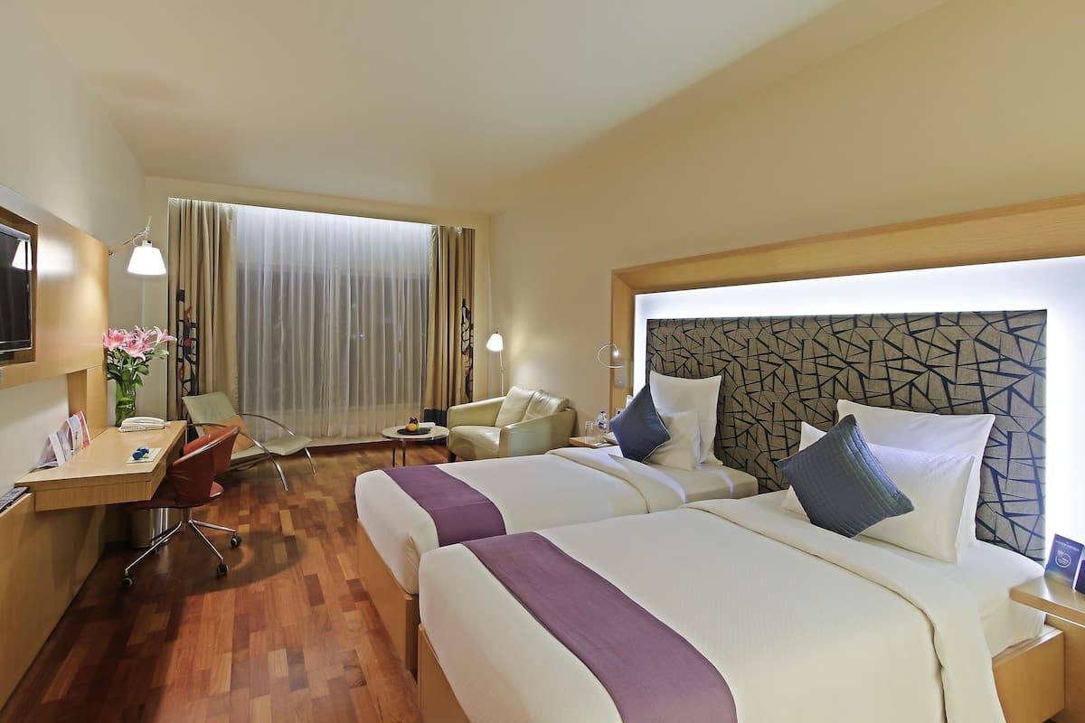 Luxe beddengoed, donzen dekbedden, een minibar, een kluis op de kamer