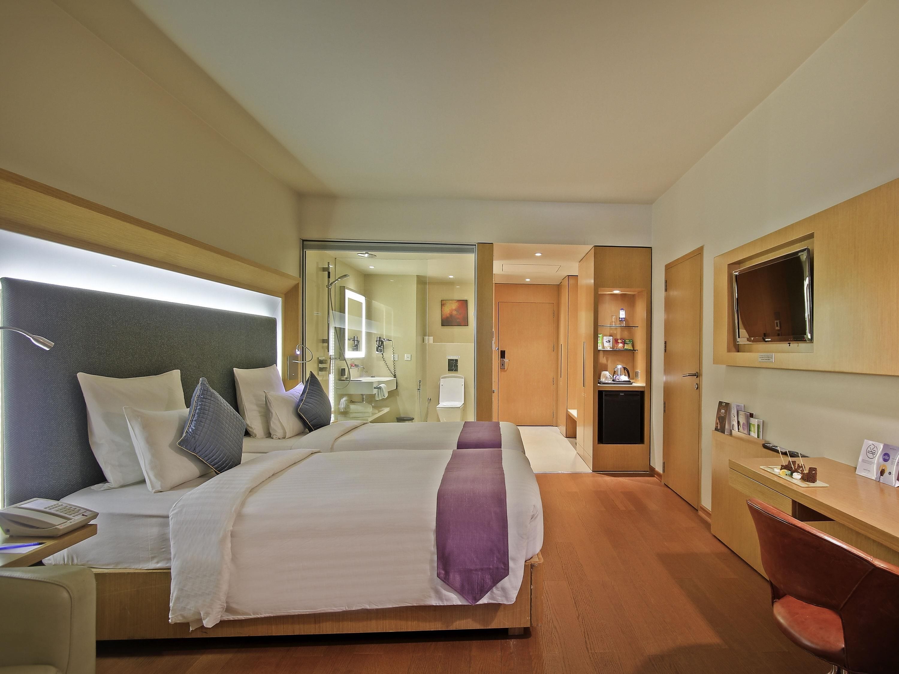 Ropa de cama de alta calidad, cubrecamas y minibar 