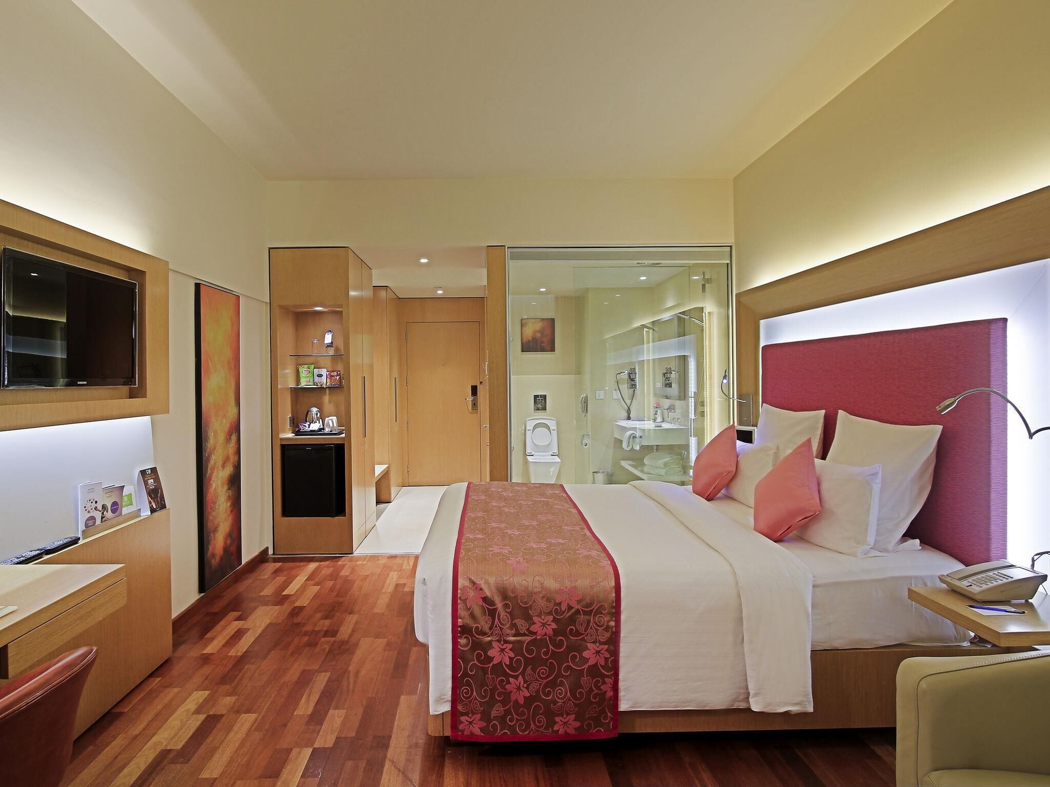 Superior kamer, 1 kingsize bed | Luxe beddengoed, donzen dekbedden, een minibar, een kluis op de kamer