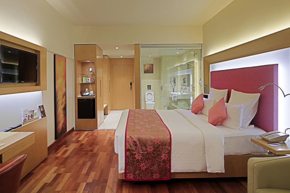 Superior kamer, 1 kingsize bed | Luxe beddengoed, donzen dekbedden, een minibar, een kluis op de kamer