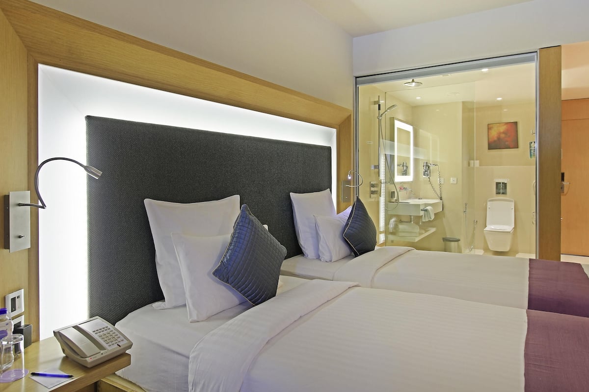 Sengetøy av topp kvalitet, dundyner, minibar og safe på rommet