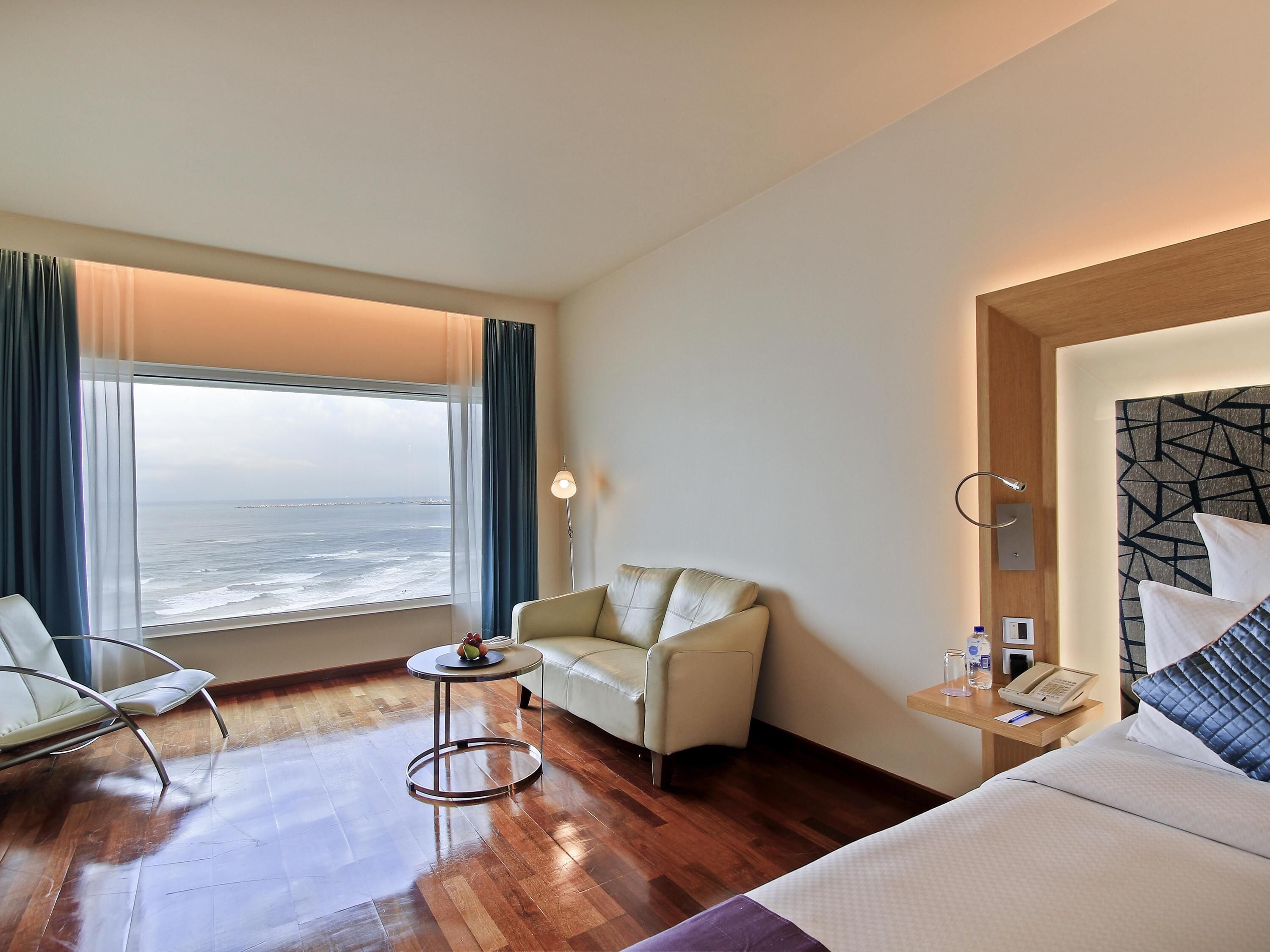 Ropa de cama de alta calidad, cubrecamas y minibar 