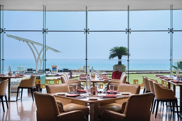 3 restaurants, breakfast, lunch, dinner served; international cuisine 